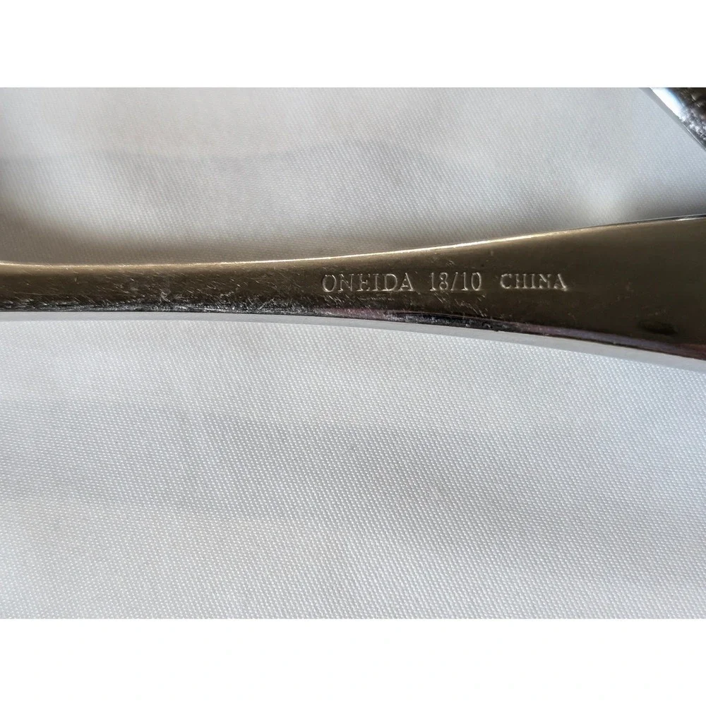 Oneida Silver Satin Garnet 18/10 Stainless Flatware Set 32 Random Pieces